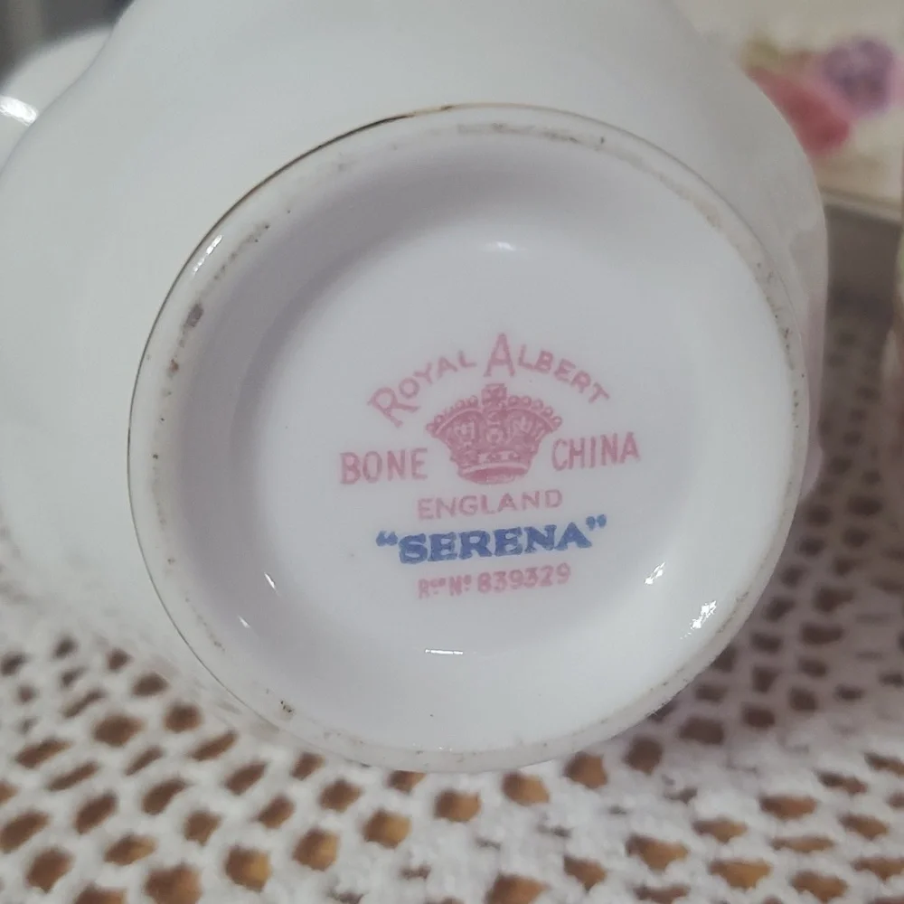 Petite Royal Albert sugar and creamer Serena pattern - Picture 3 of 4